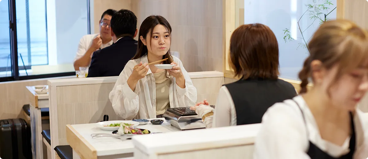 お客様がマルエの料理を食べている