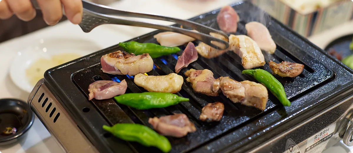 マルエの鶏肉を鉄板で焼いている