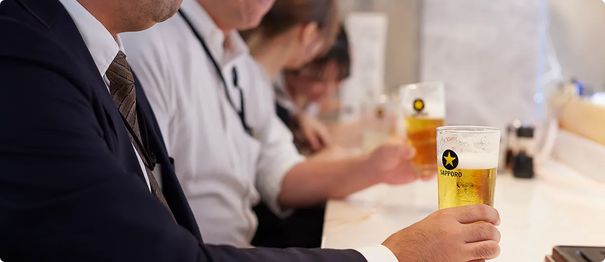 マルエでお客様がビールを手に持っている